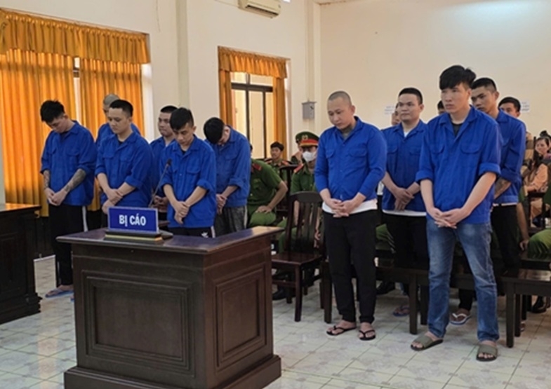 Hơn 92 năm tù cho 14 bị cáo trong vụ hỗn chiến bằng súng trên Quốc lộ 80