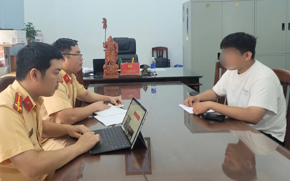 Xử phạt nam thanh niên điều khiển xe máy buông cả hai tay trên phố